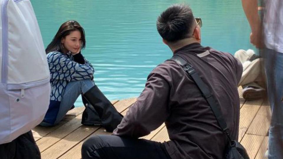 张馨予夫妇旅游被偶遇 何捷为妻子拎包拍照获赞