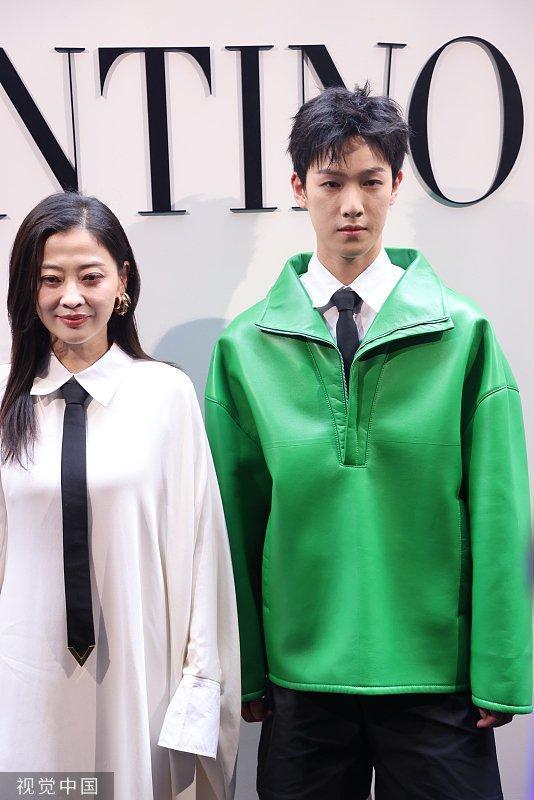 梅婷与李昀锐同框出席活动 着白色拖地衬衫裙气质佳