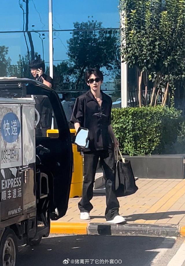 网友驾校偶遇刘宇考科目一 全黑造型依然帅气亮眼