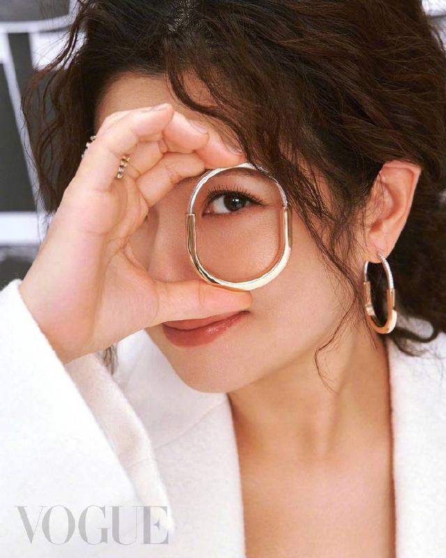 任家萱Selina《VOGUE》孕肚照封面 迎接人生新身份