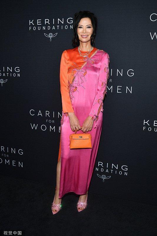 邓文迪出席活动晚宴 穿拼色旗袍靓丽吸睛显贵气