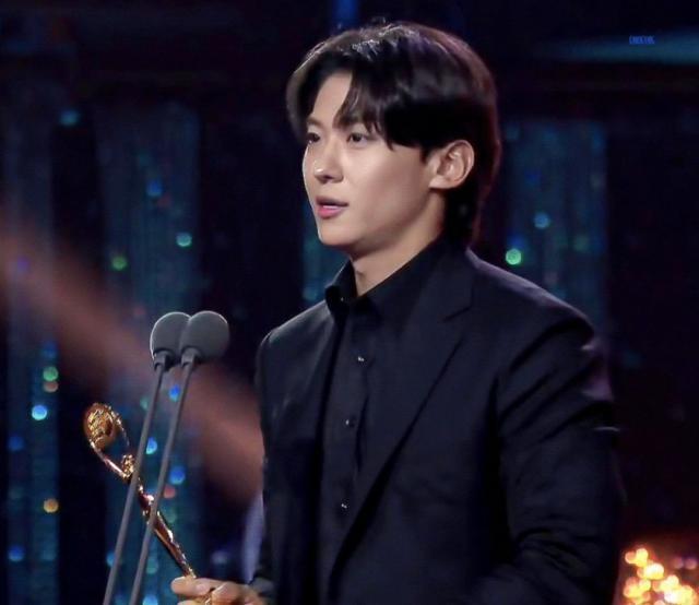 有喜欢的人了？人气男艺人从不婚变想结婚，粉丝激动了！