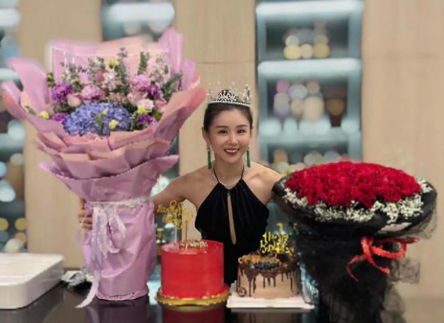 李小萌晒庆生照秀恩爱 闭眼许愿时获王雷温柔注视