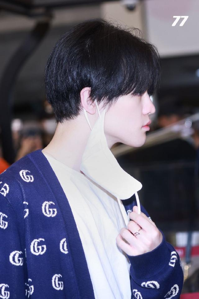 黄仁俊钟辰乐金浦机场出发 疑似回国录制综艺