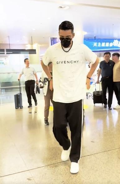 胡兵白T墨镜现身机场 扶腰走路疑似受伤引担忧