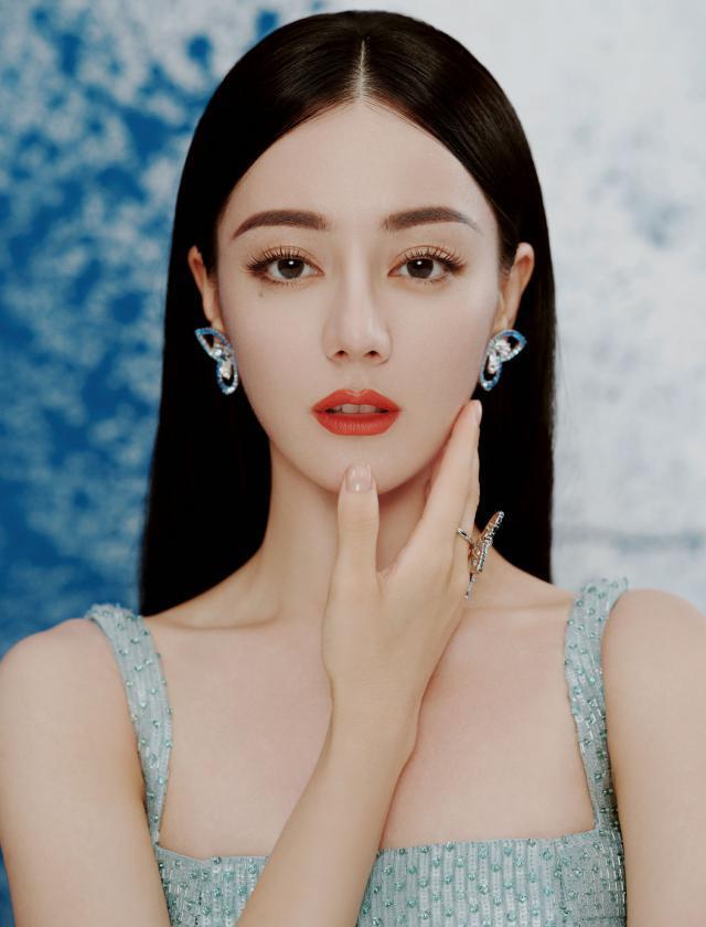 热巴穿蓝裙露香肩 肤白貌美红唇吸睛