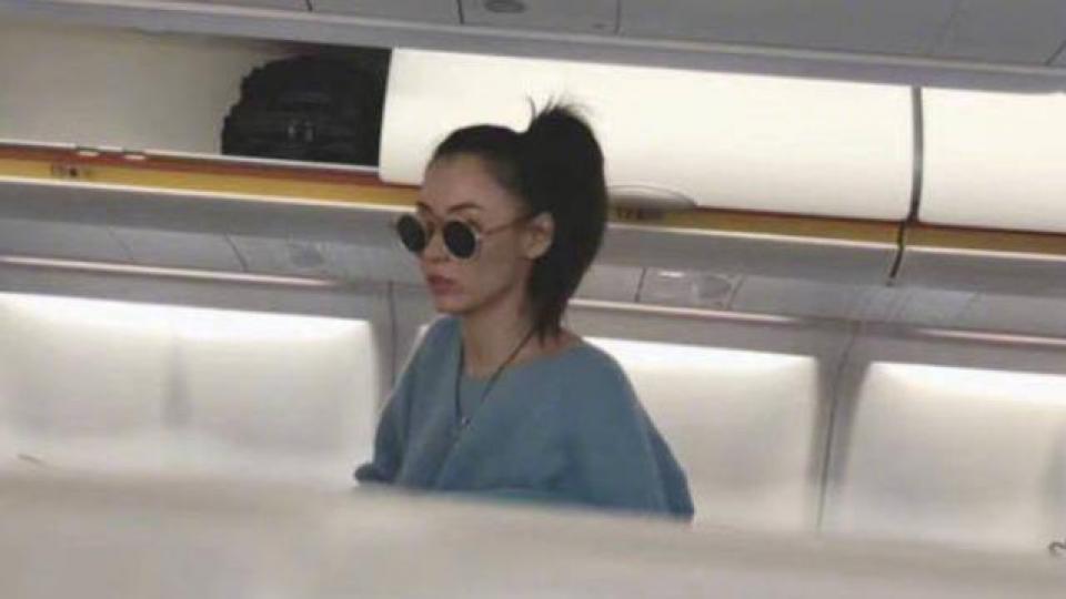 张柏芝坐飞机被偶遇，扎马尾青春靓丽，出道多年颜值依旧