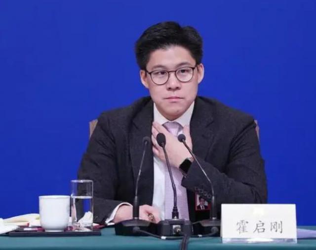 霍启刚担任中粮集团外部董事，网友看好，与郭晶晶婚后太甜蜜