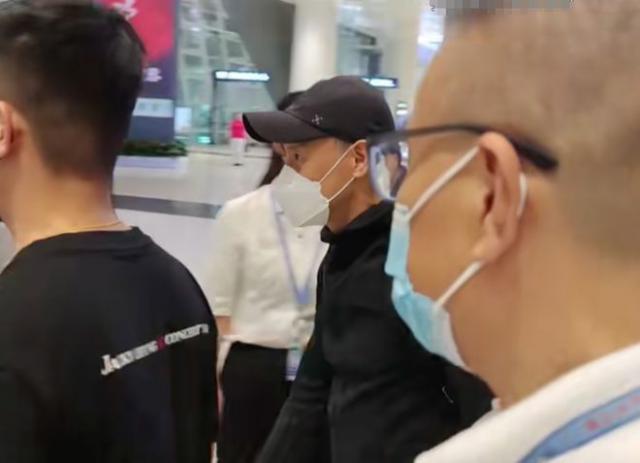 张学友现身武汉机场！接机粉丝还没保安多，接地气行为获赞