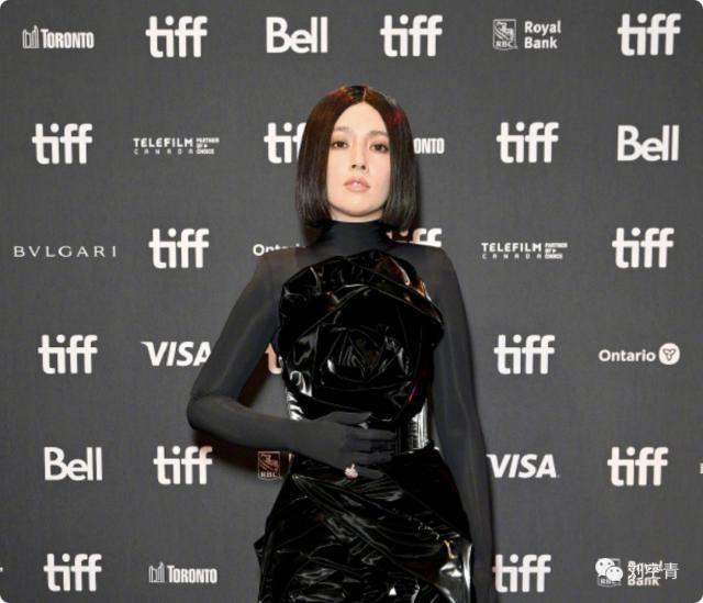 她现在的脸，把人吓傻了？