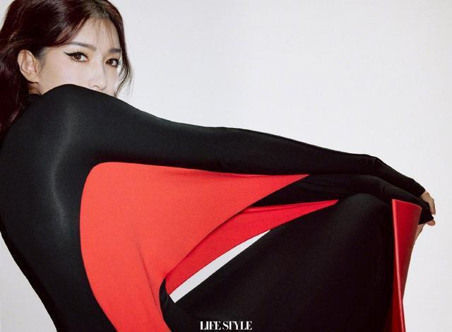 江疏影美拉德风大片释出 钓系猫眼妆彰显时尚魅力