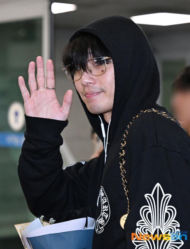 朴叙俊机场近照曝光 穿连帽卫衣素颜状态显憔悴