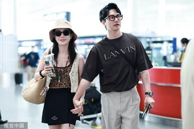 金圣恩张檬夫妇现身机场 两人牵手和粉丝打招呼好接地气