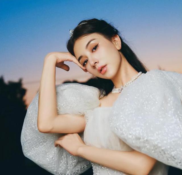 方媛晒绝美写真！头戴钻石皇冠穿白纱裙像公主