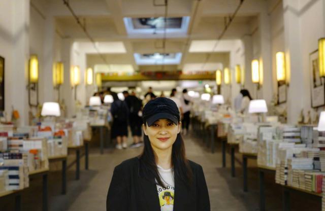 梅婷现身南京游玩，气质出众颜值依旧，出道多年仍美丽