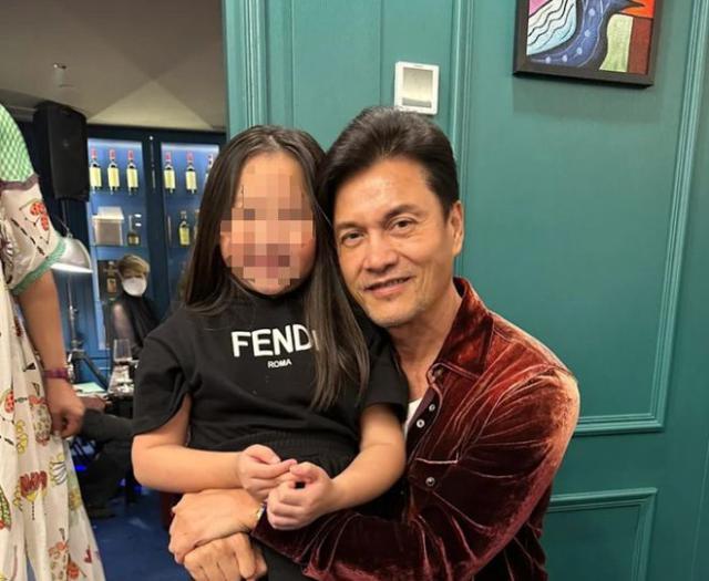 吕良伟与甄子丹向华强同框，气质似小伙，与三婚老婆太甜蜜