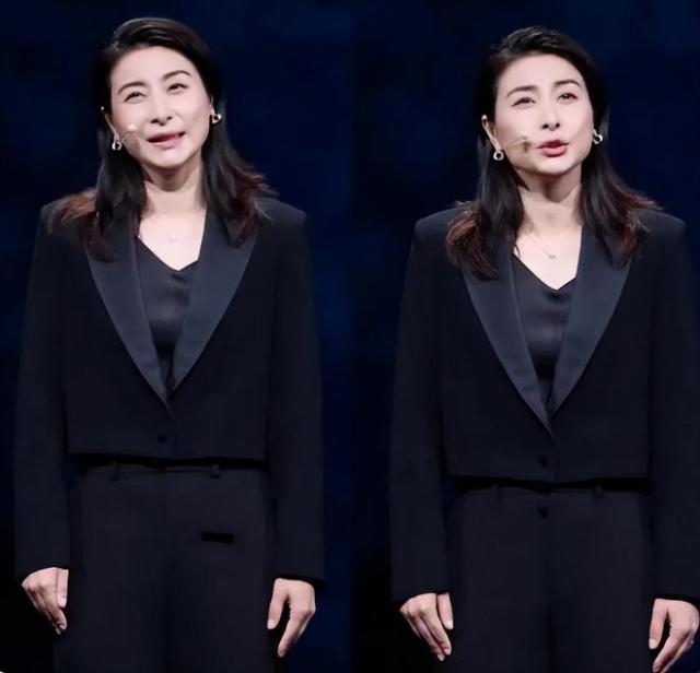 郭晶晶正装出席活动，女强人气质明显，眼角有皱纹尽显温柔