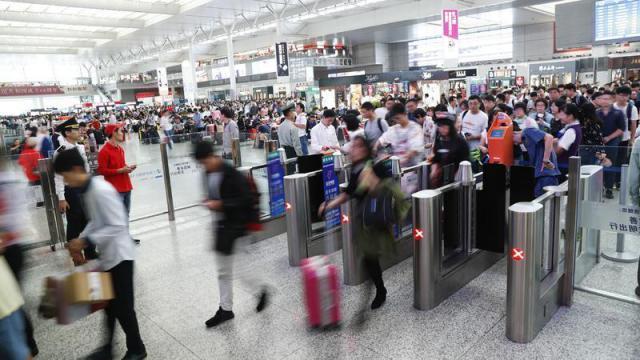 “12306崩了”，上亿打工人忙着十一出行