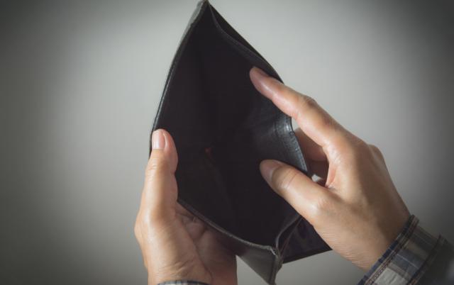 争当穷鬼的年轻人，带火“抠门经济”