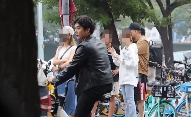 王安宇现身街头录制《花儿与少年5》卷发造型少年感足