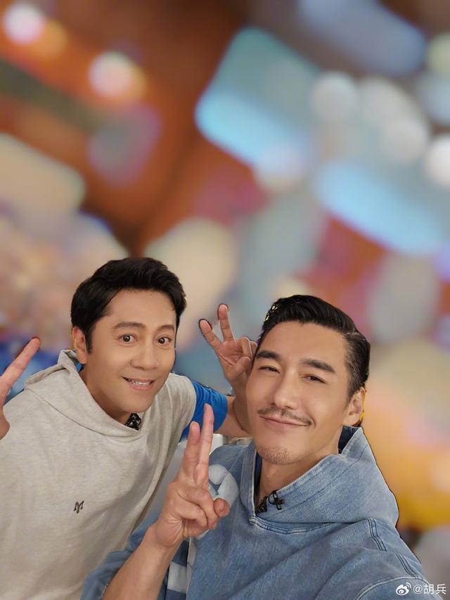 胡兵晒合照为蔡国庆庆生 自曝学到很多养生妙招