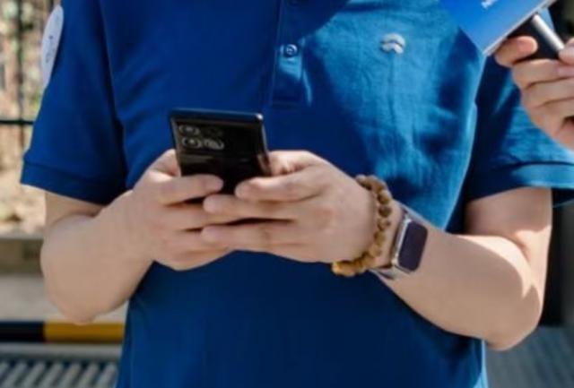 蔚来 EC6 发布会现神秘手机：曲面屏   屏下指纹