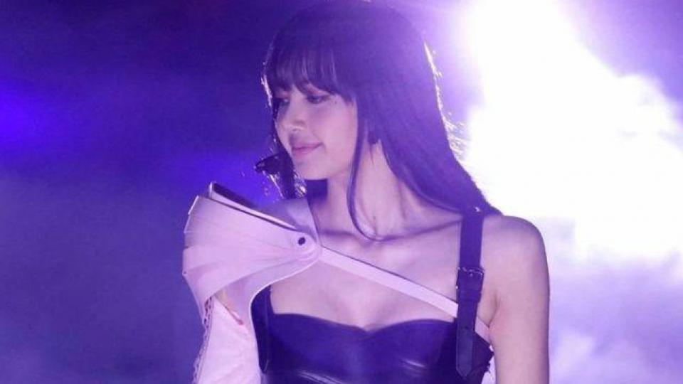 Lisa疯马秀风波后彻底放飞，造型清凉，表演从天上掉钱