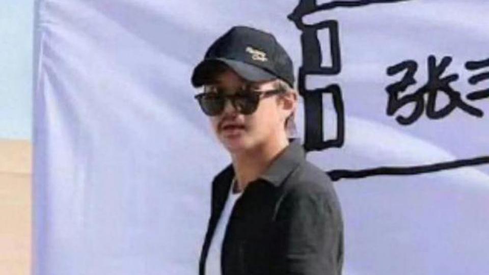 邓超被曝抑郁后首露面！憔悴邋遢强颜欢笑？