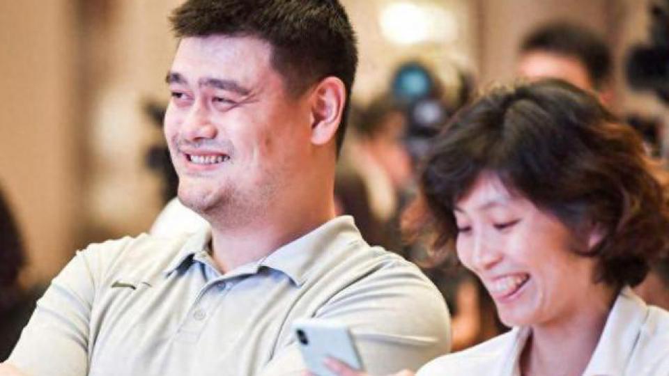 姚明携妻子参加慈善晚宴，叶莉被嘲太老气，夫妻俩全程无交流