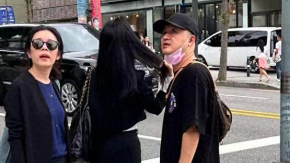 包贝尔夫妇现身韩国 包文婧穿搭土气被路人秒杀