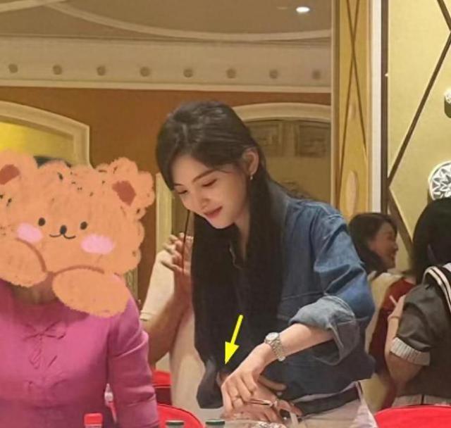 章若楠参加妹妹婚礼穿搭近10万 酒席菜色引争议