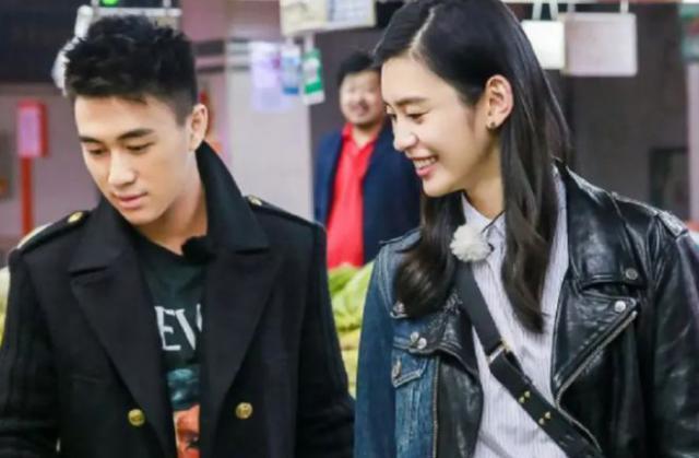 奚梦瑶何猷君同框上节目，与女儿打视频变夹子音，夫妻太恩爱