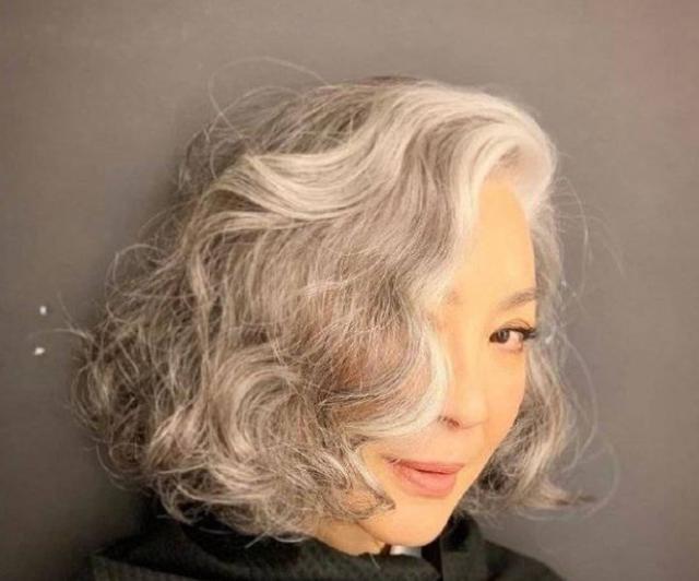 杨紫琼银发造型曝光，气场十足超摩登