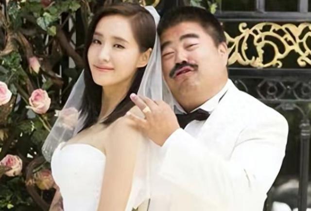 演员刘金街边怒砸iPhone！称再不买苹果，不满店内售后