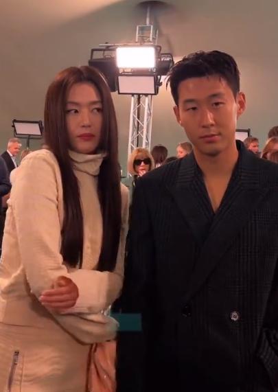 全智贤高领套装亮相时装周 披肩发气质出众梦回千颂伊