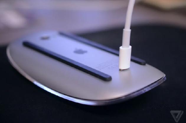 古尔曼称苹果新款妙控鼠标将改用 USB-C，充电端口终于挪位置