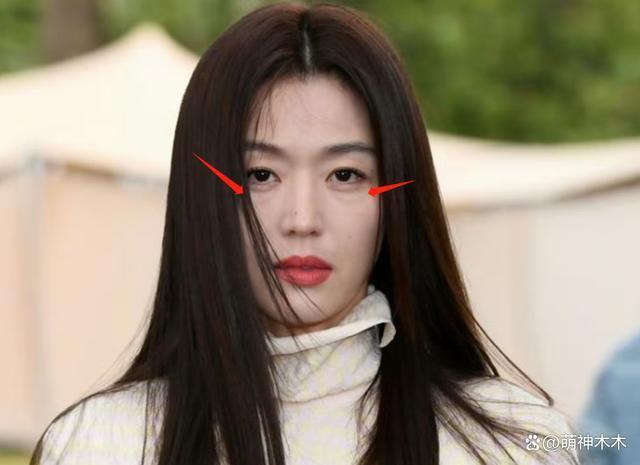 全智贤时装周生图曝光！明星失去滤镜真不行