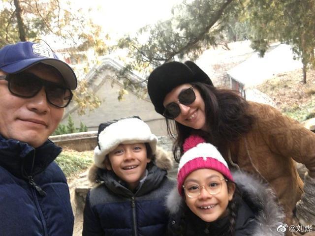 刘烨老婆带一双儿女出游 诺一长高不少霓娜越来越漂亮