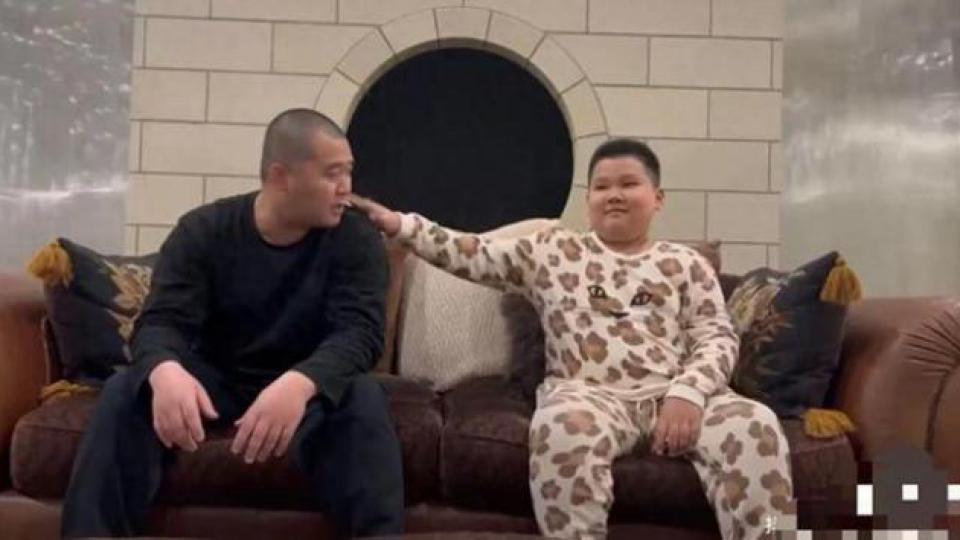 郭德纲悉尼用餐阵仗大，超7人围着护送，亿万豪宅内景罕曝光