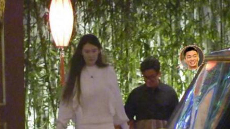 王宝强带冯清外出，小两口交往多年感情稳定，郎才女貌好般配
