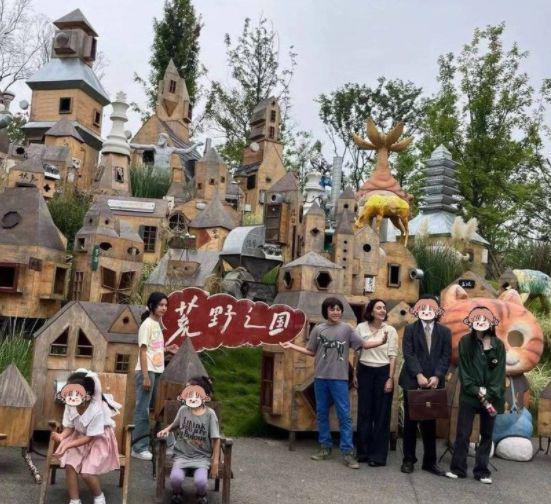 刘烨一家四口外出被遇，儿子诺一长成小帅哥，女儿亭亭玉立