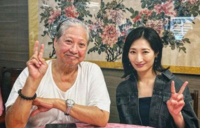 洪金宝近照曝光，与日本女星合影消瘦不少，精神状态令人欣慰