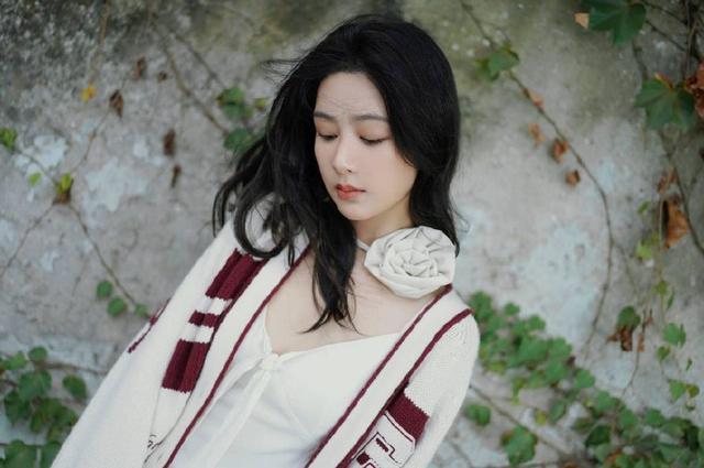 杨紫晒初秋文艺范写真 穿吊带裙发丝微卷慵懒浪漫