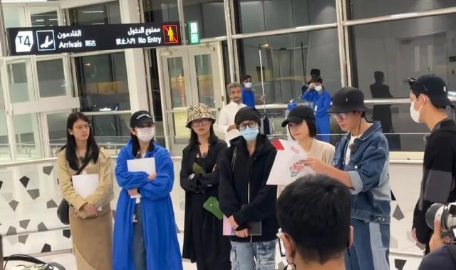 迪丽热巴抵达沙特 与录制伙伴汇合戴口罩笑意盈盈