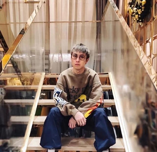 网友自曝被秦奋侵害进医院急救，并报警求助，男方连夜逃跑