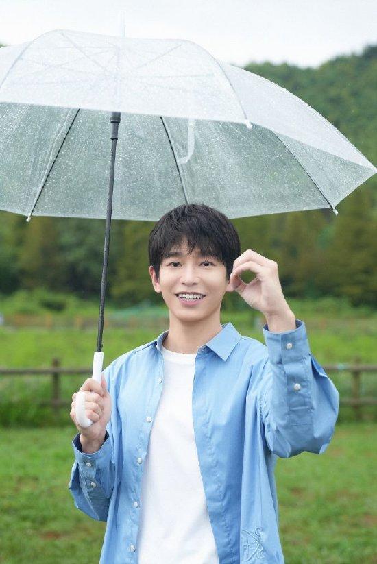 彭昱畅回应与网红KTV玩通宵：是交往已久的女朋友