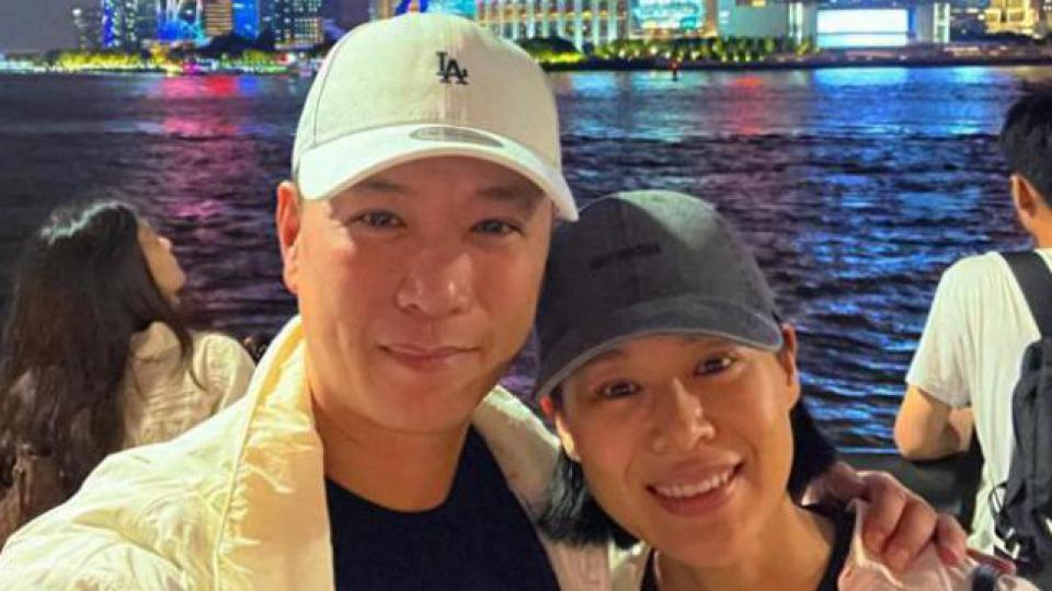 43岁胡杏儿近照崩坏，脸色蜡黄满是斑点暗沉