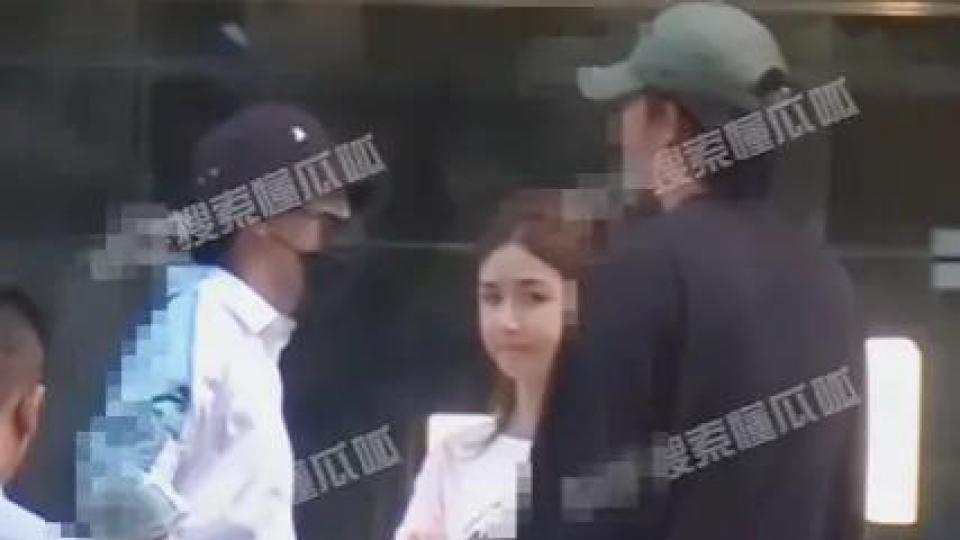 狗仔曝彭昱畅夜晚与女网红约饭 本人开直播回应