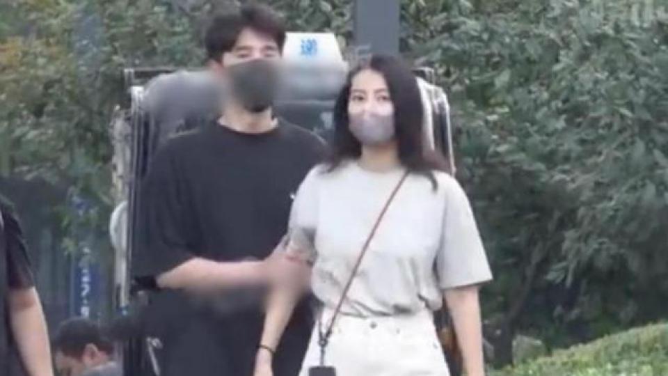 幸福！赵又廷手挽高圆圆接女儿