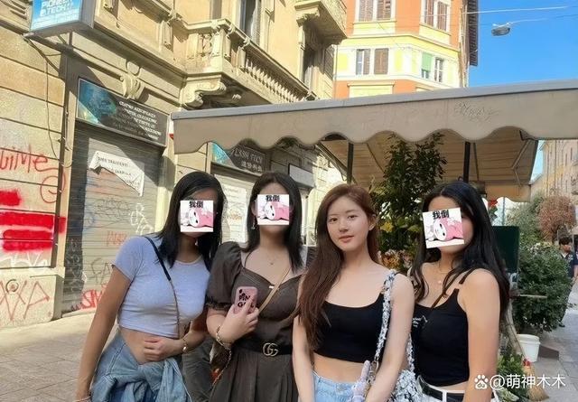 赵露思时装周大搞美貌营销，与素人合影比美，被吐槽像张大大